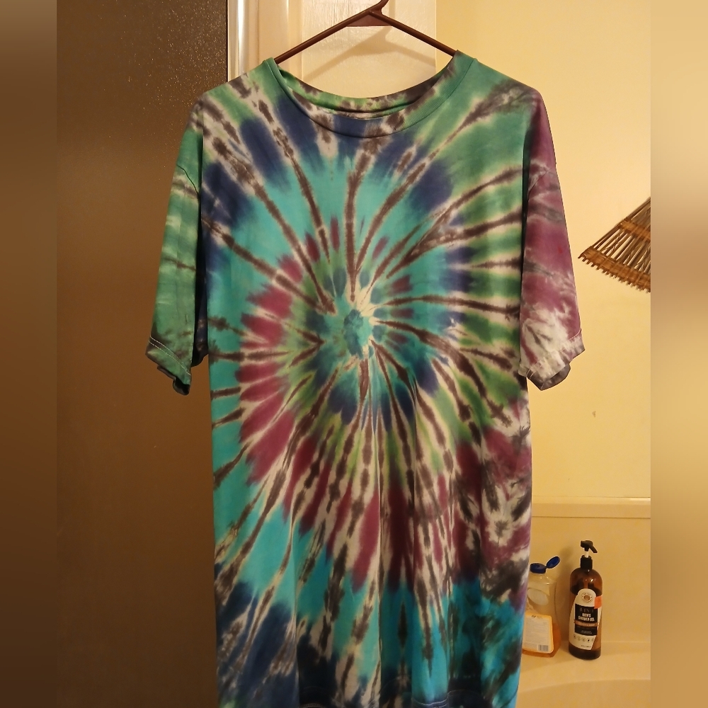 Kirkland Signature Blue and Green Tiedyed Short Sleeve Tees.‎  Men's Sz.Large.